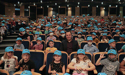 Bürgermeister Sacha Reichelt mit den Kulturstrolchen im Stadttheater.