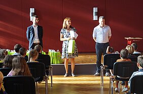 Die Grundschulkinder bekommen ihre ABC-Tüten überreicht.