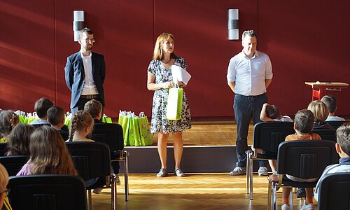 Die Grundschulkinder bekommen ihre ABC-Tüten überreicht.