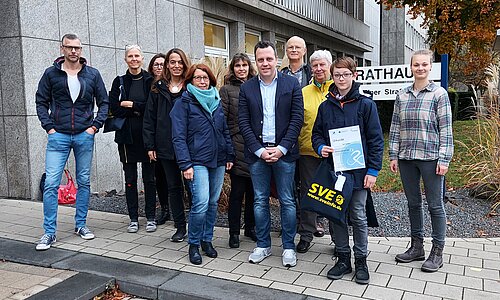 Euskirchens Bürgermeister Sacha Reichelt und Mobilitätsbeauftrage Meike Mäncher mit den Siegern des Stadtradelns. 