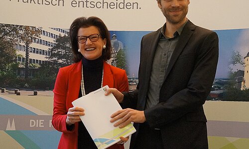 Regierungspräsidentin Gisela Walsken übergibt Patrick Bienstein, Stadt Euskirchen, die Förderzusage