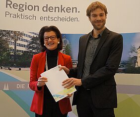 Regierungspräsidentin Gisela Walsken übergibt Patrick Bienstein, Stadt Euskirchen, die Förderzusage Regierungspräsidentin Gisela Walsken übergibt Patrick Bienstein, Stadt Euskirchen, die Förderzusage