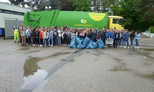 Die Marienschule bei der Müllsammelaktion 2019