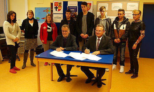 Unterzeichnung Bildungspartnerschaft durch Bürgermeister Dr. Uwe Friedl und Landrat Günter Rosenke