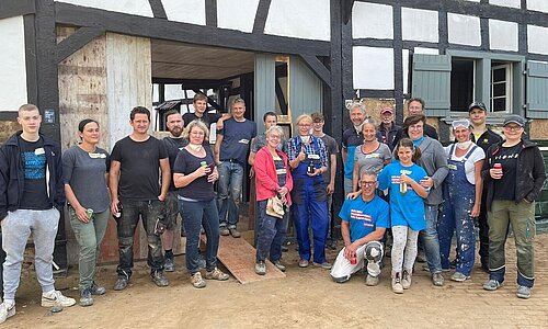 Ein große Gruppe Helfer vor dem betroffenen Fachwerkhaus in Schweinheim.