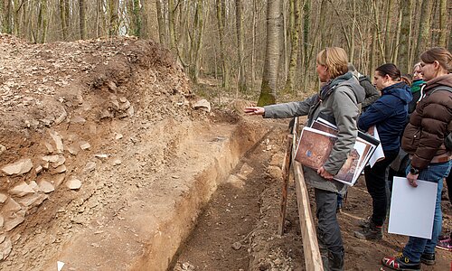 Euskirchen-Kreuzweingarten: Eine Archäologin erläutert den Aufbau des Walls der vorrömischen Höhenbefestigung  (Bild: LVR-Amt für Bodendenkmalpflege im Rheinland, Marcel Zanjani)
