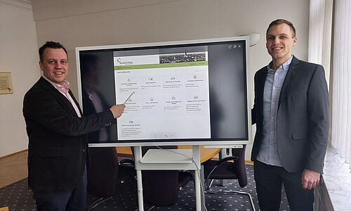 Sacha Reichelt und Bastian Eich bei der Präsentation des Online-Serviceportals 