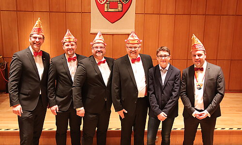 Die Tollitäten der Stadt Euskirchen mit dem Bürgermeister im Ratssaal.