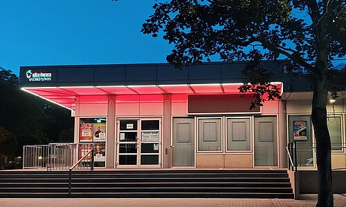 City-Forum rot beleuchtet