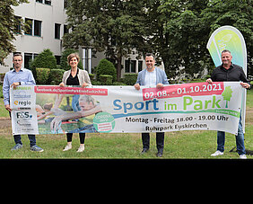 Geschäftsführer Markus Strauch (v.l.), Projektleiterin Johanna Sepp, Bürgermeister Sacha Reichelt und Barmer-Regionalgeschäftsführer Guido Otten stellten das Angebot von Sport im Park vor.