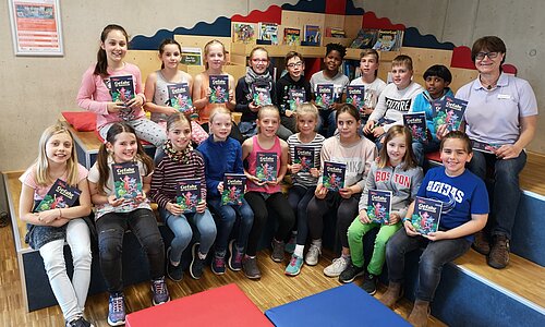 Übergabe der Bücher im Rahmen des 4L-Projektes