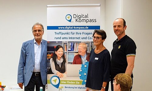 Bürgermeister Dr. Uwe Friedl, Seniorenvertreterin Marie-Theres Kastenholz und Guido Steinke, Bundesverband Die Verbraucherinitiative e.V. 