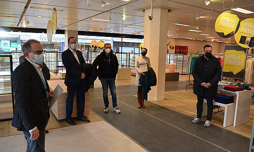 Gesprächsrunde in der Galeria Euskirchen; Foto: Scholl/Wochenspiegel
