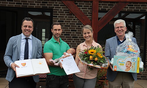 Bürgermeister Sacha Reichelt und der Erste Beigeordnete Alfred Jaax besuchten die Neubürgerin und ihre Familie.