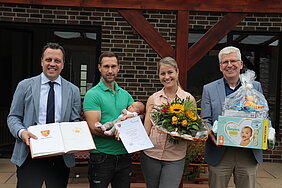 Bürgermeister Sacha Reichelt und der Erste Beigeordnete Alfred Jaax besuchten die Neubürgerin und ihre Familie.