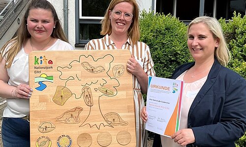 Kita-Leitung Iris Funk, Claudia Freisem und Denise Bruckmann präsentieren die Auszeichnung.