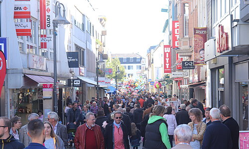 Ein Blick in die volle Innenstadt. 